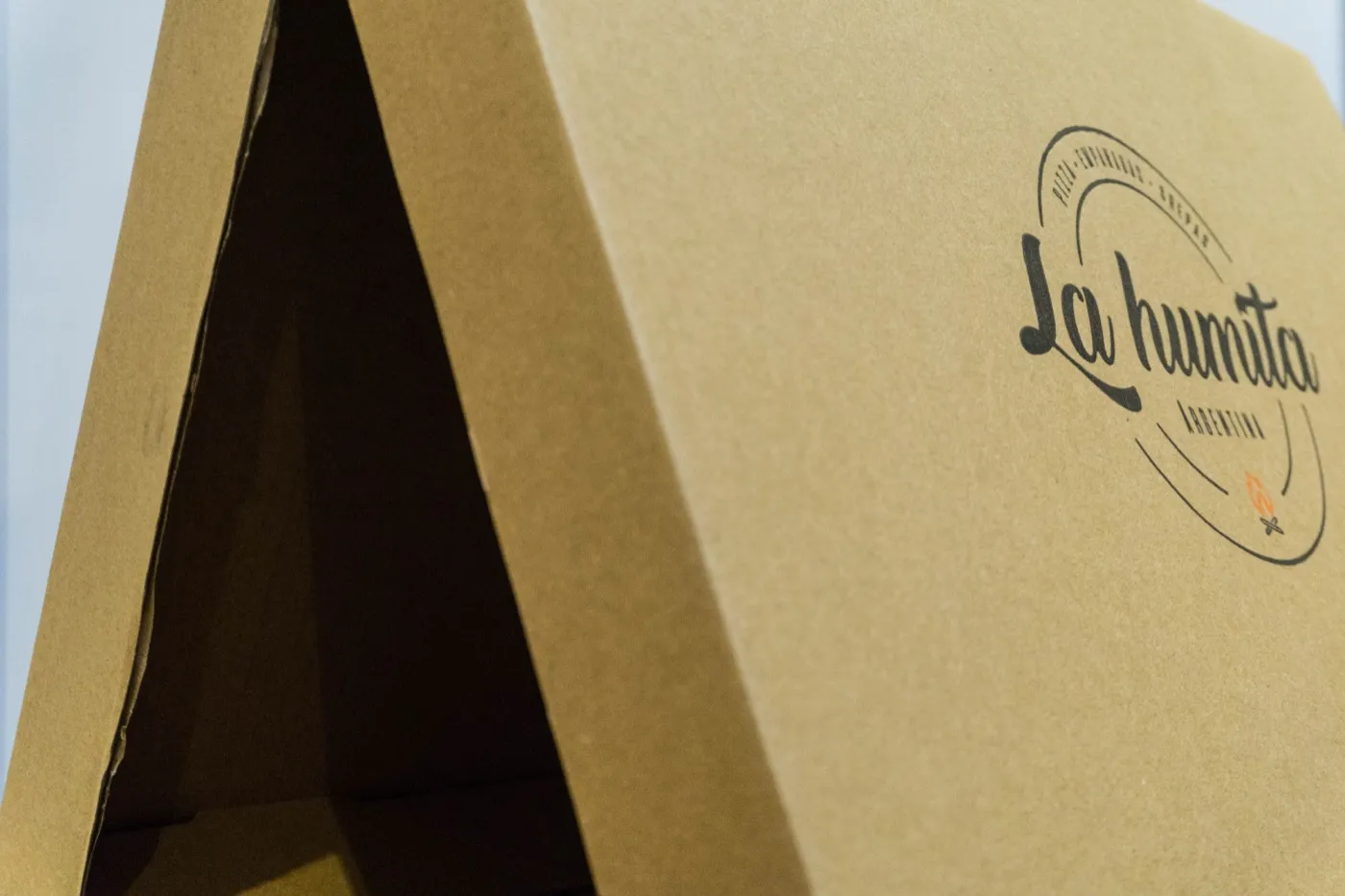 Caja de cartón con impresión de marca fabricada por VVF