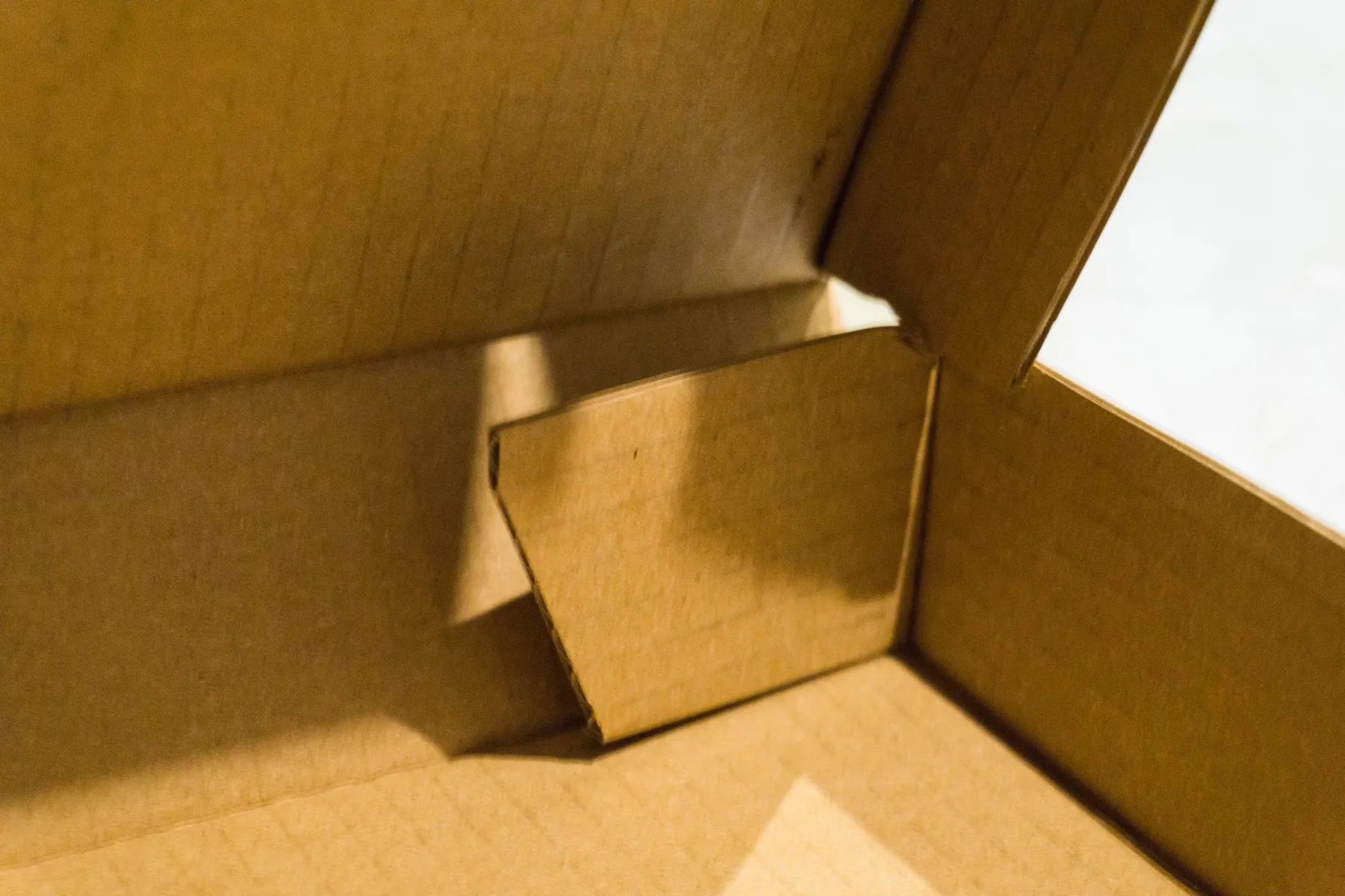 Caja de cartón suajada a la medida fabricada por VVF