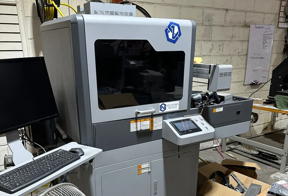 Máquina de impresión textil V360 en el taller de personalización de VVF
