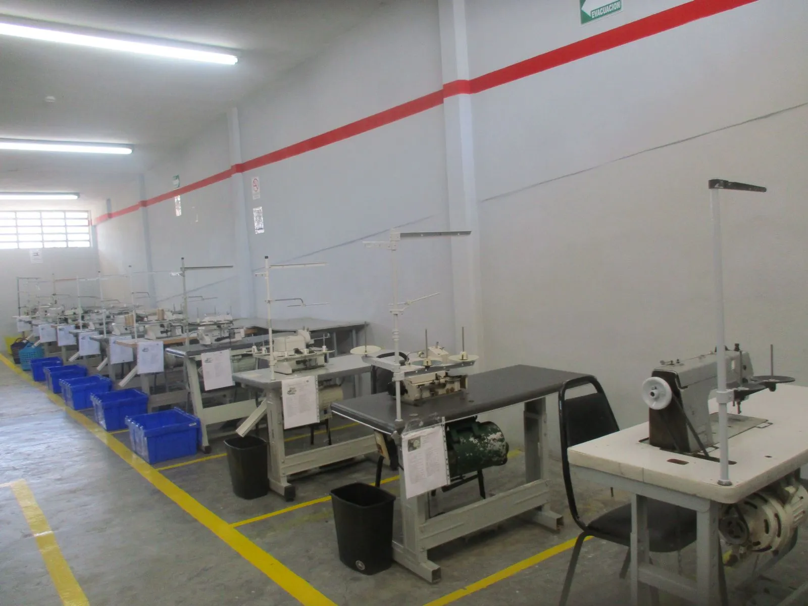 Líneas de costura con operarios en la planta de VVF