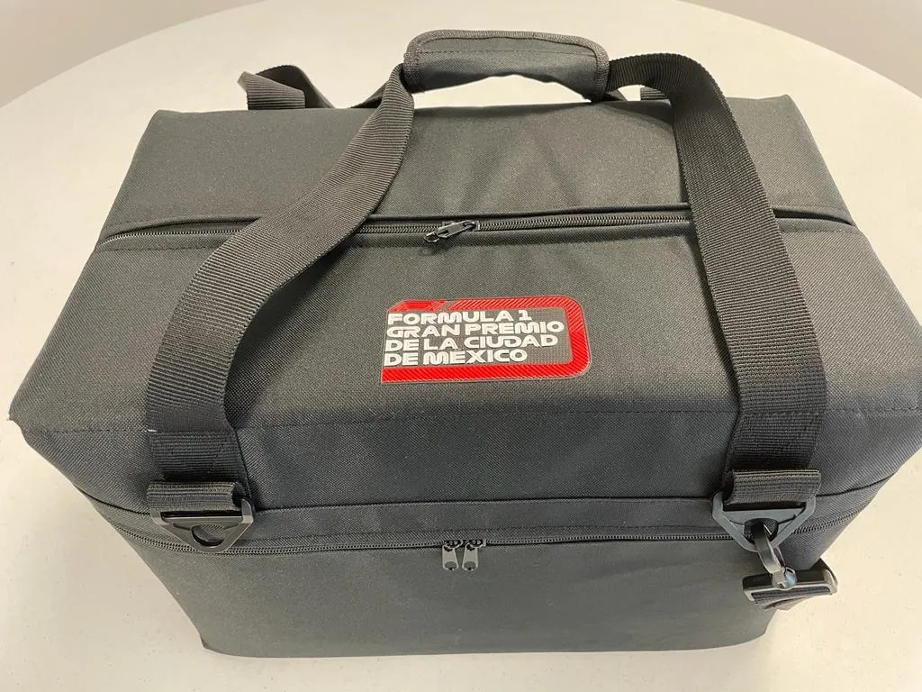 Hielera cosida con logotipo bordado, fabricada en la línea de costura industrial de VVF