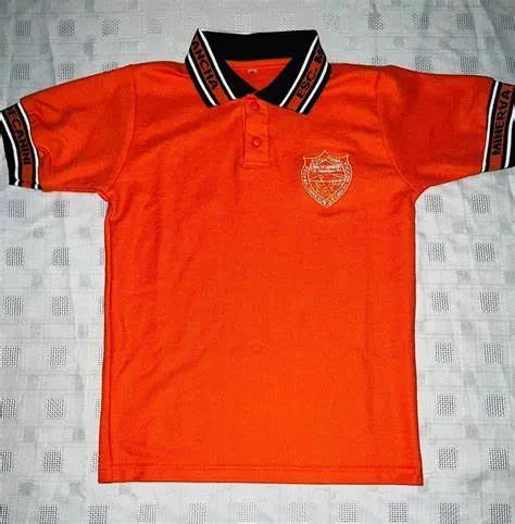 Polo escolar con escudo bordado