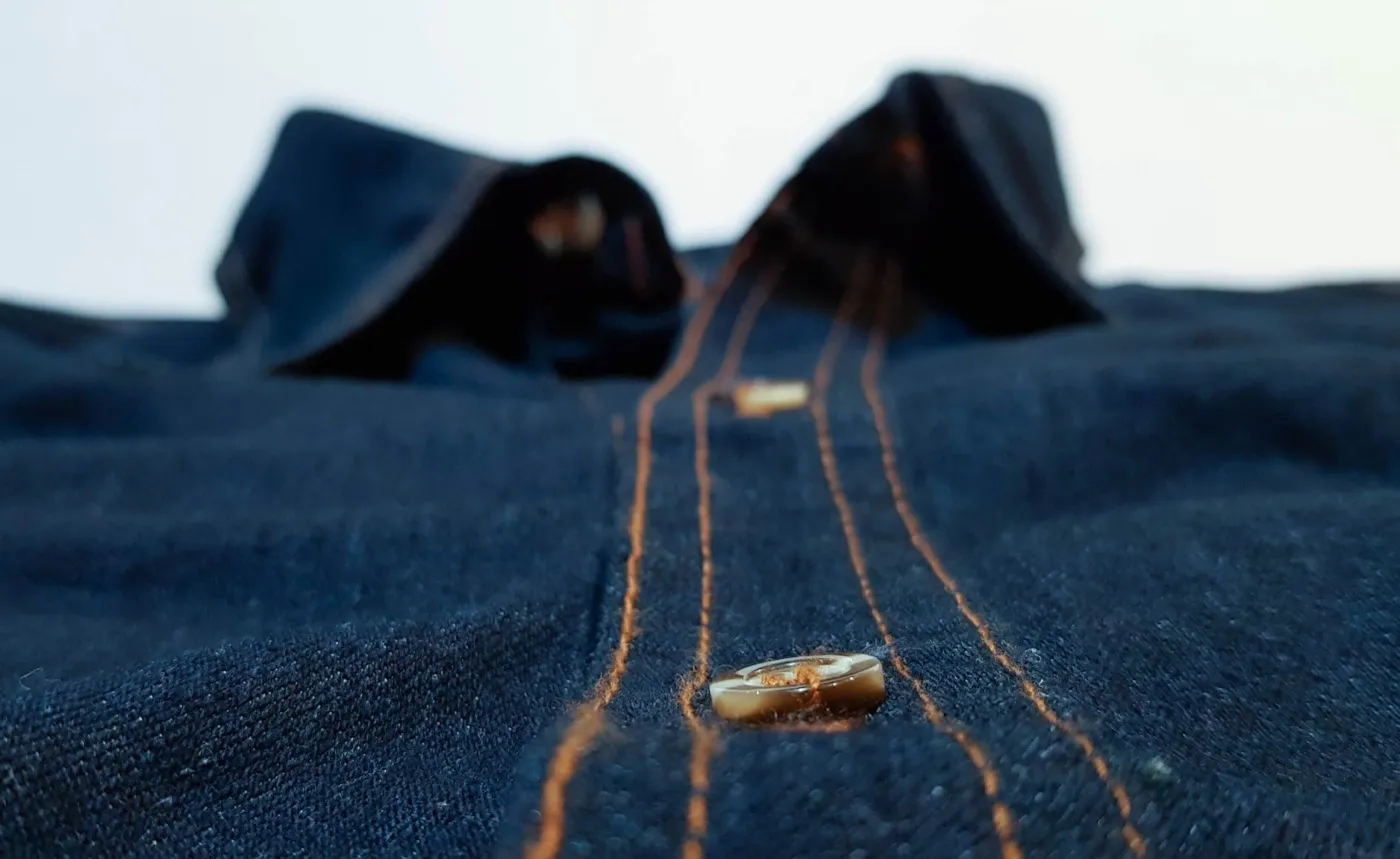 Detalle de botones sobre prenda de mezclilla confeccionada por VVF