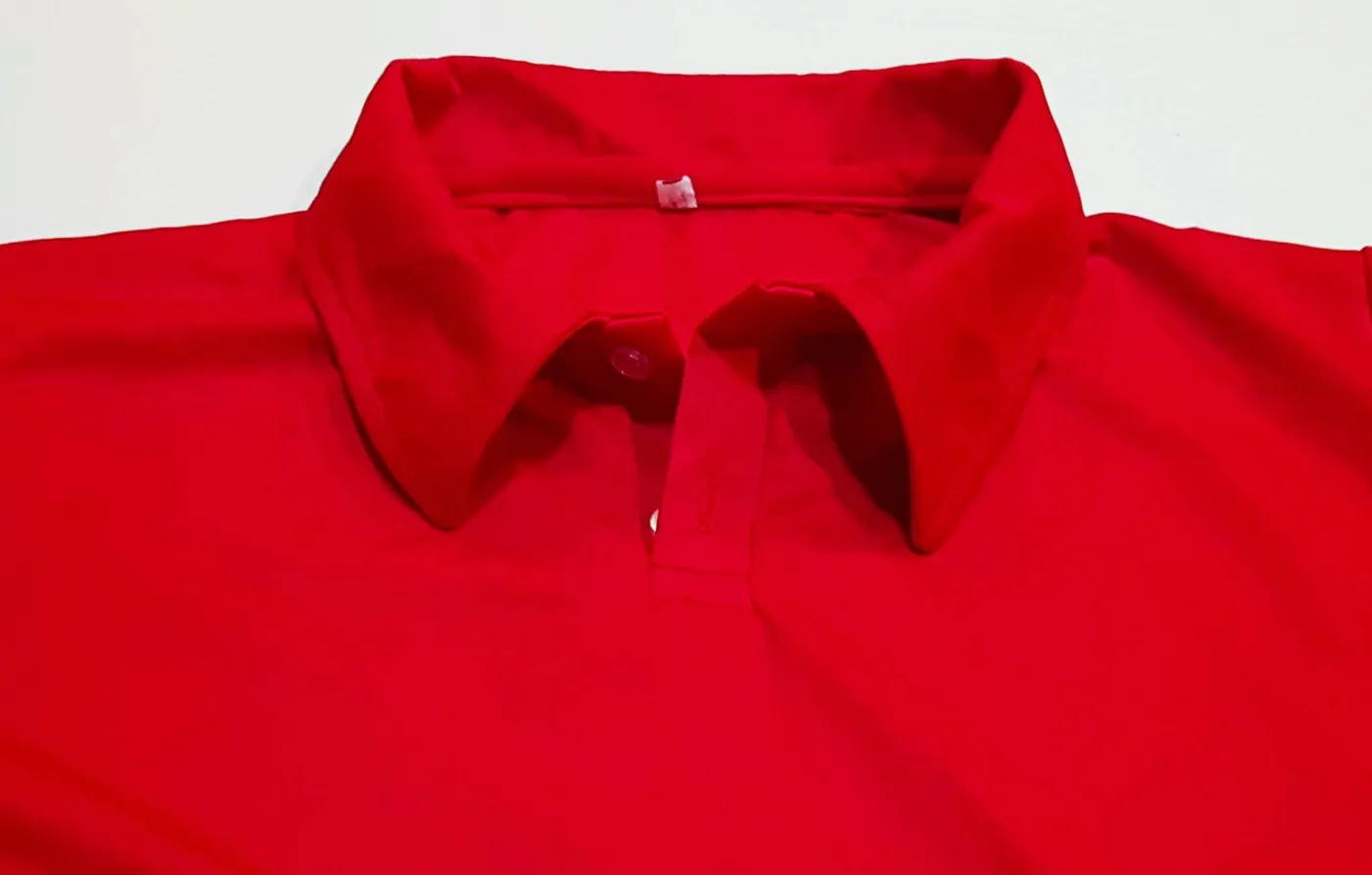 Detalle del cuello de una playera polo roja fabricada por VVF